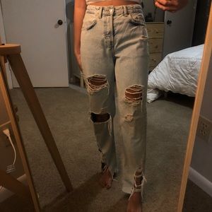 Distressed light-wash boyfriend jeans🦋
